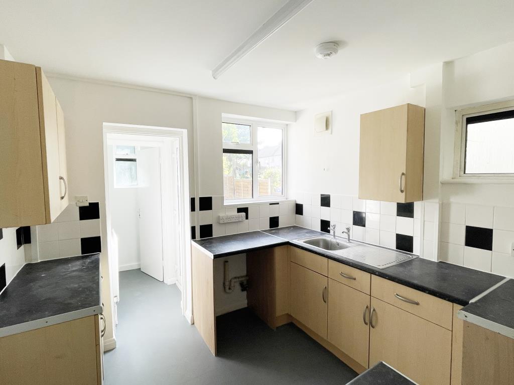 Lot: 110 - SEMI-DETACHED HOUSE FOR IMPROVEMENT - kitchen in semi for improvement